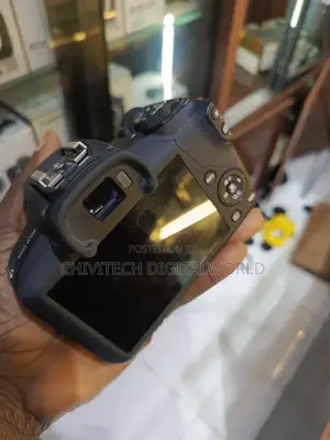 Canon Eos R100