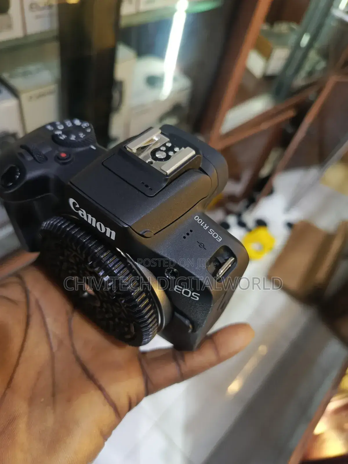 Canon Eos R100