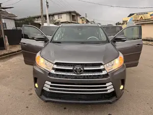Toyota Highlander XLE 4x4 V6 (3.5L 6cyl 8A) 2017 Gray