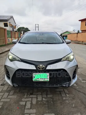 Toyota Corolla XLE 4dr Sedan (1.8L 4cyl CVT) 2017 Silver