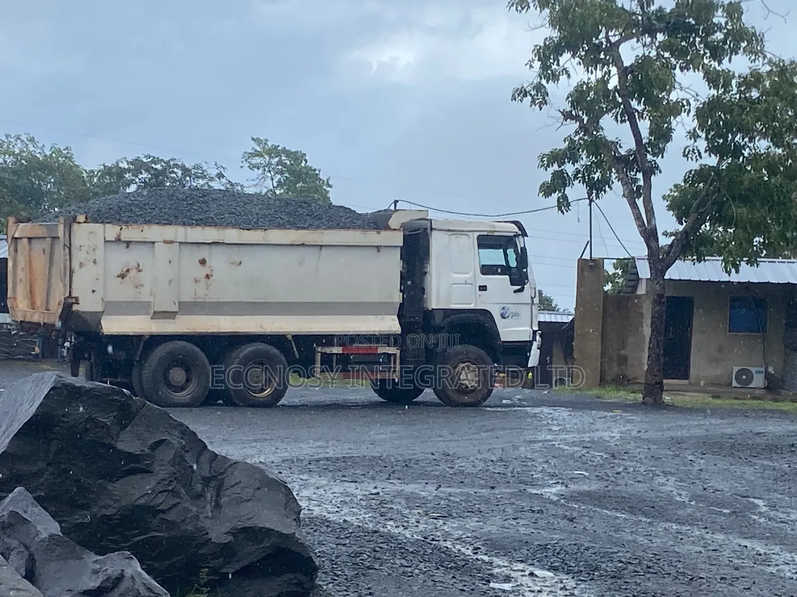 Top- Quality **Granite Stone'* Chippings for Aggregate Use.
