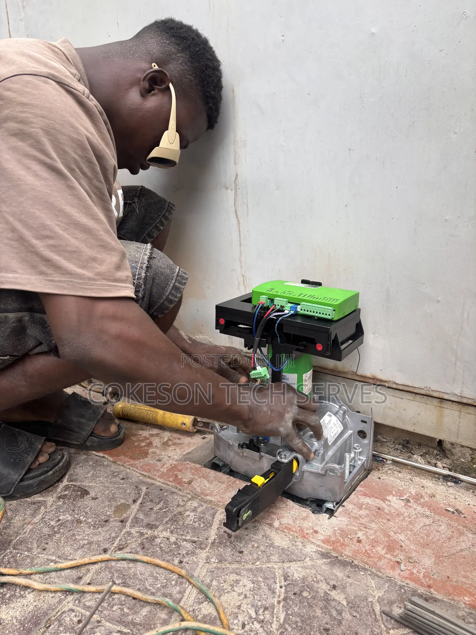 Modern Automatic Remote Control Sliding Gate Motor Installation