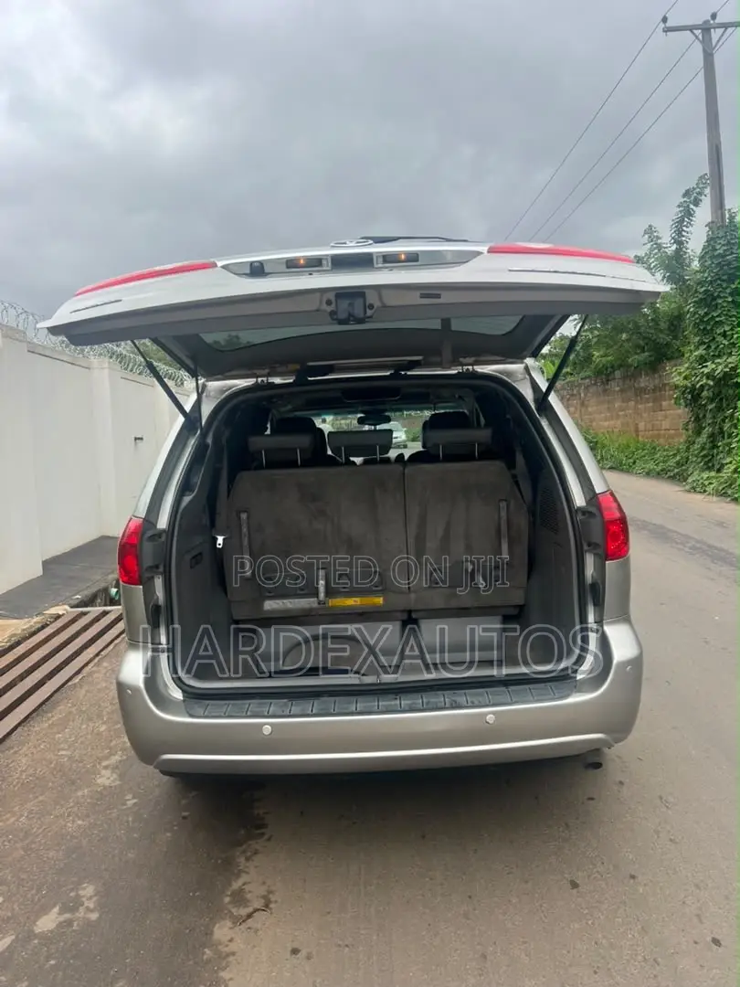 Toyota Sienna 2007 Gold