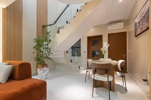 Contemporary 2-Bedroom Maisonette