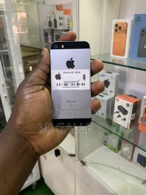 Apple iPhone SE 32 GB Black