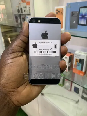 Apple iPhone SE 32 GB Black