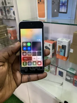 Apple iPhone SE 32 GB Black