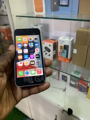 Apple iPhone SE 32 GB Black