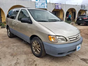 Toyota Sienna LE 2002 Gold
