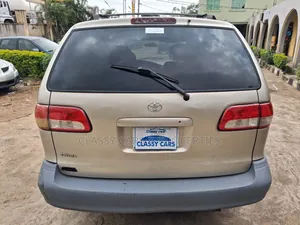 Toyota Sienna LE 2002 Gold