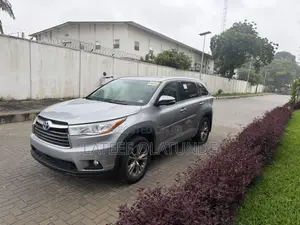 Toyota Highlander XLE 4dr SUV AWD (3.5L 6cyl 6A) 2015 Silver