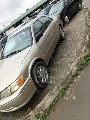 Toyota Camry 2000 Gold
