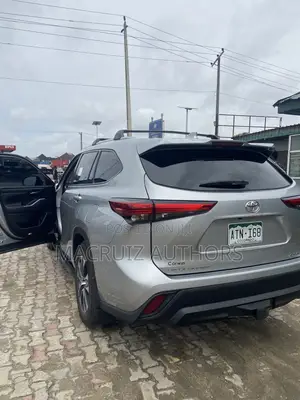 Toyota Highlander XLE 2022 Gray