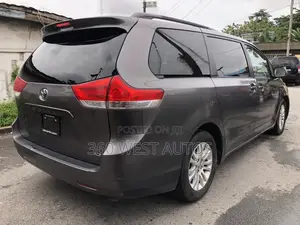 Toyota Sienna XLE 7-Passenger 4dr Minivan AWD (3.5L 6cyl 6A) 2014 Gray