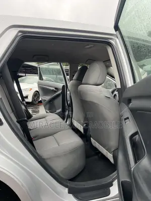 Toyota Matrix S Hatchback FWD (2.4L 4cyl 5A) 2012 Silver