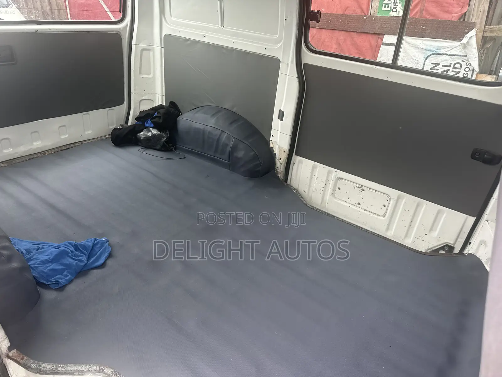 Toyota HiAce 2006 White
