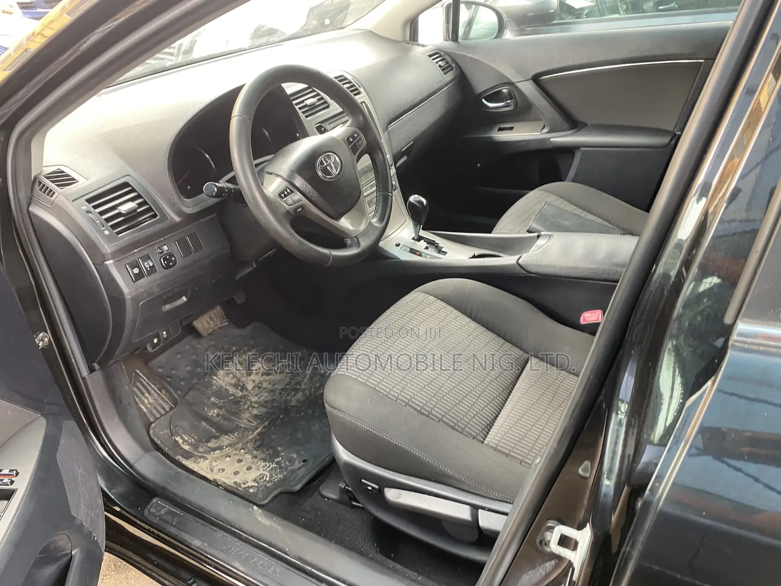 Toyota Avensis 2013 Black