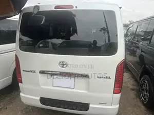 Toyota HiAce 2010 White