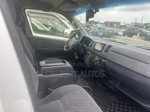 Toyota HiAce 2010 White