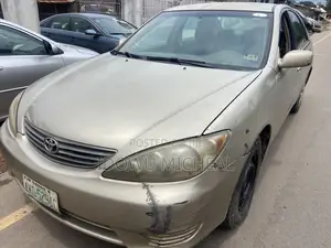 Toyota Camry LE 4dr Sedan (2.4L 4cyl 5A) 2005 Gold