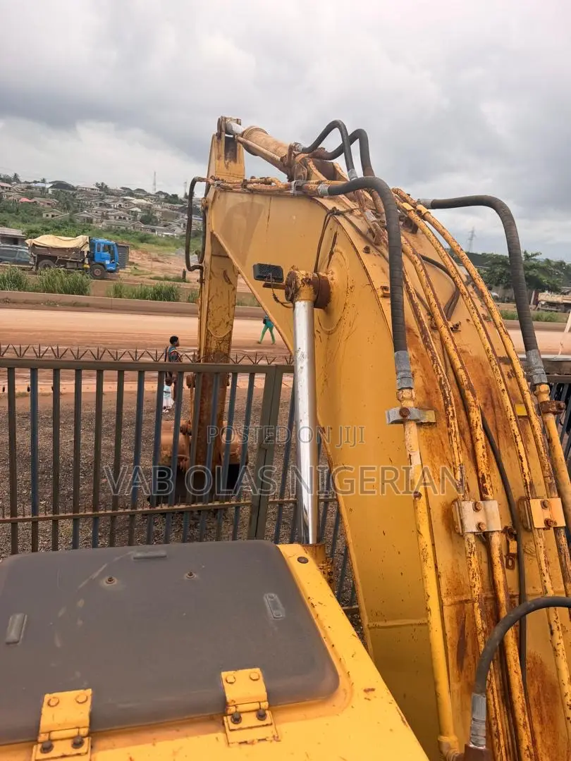 2014 Excavator B320