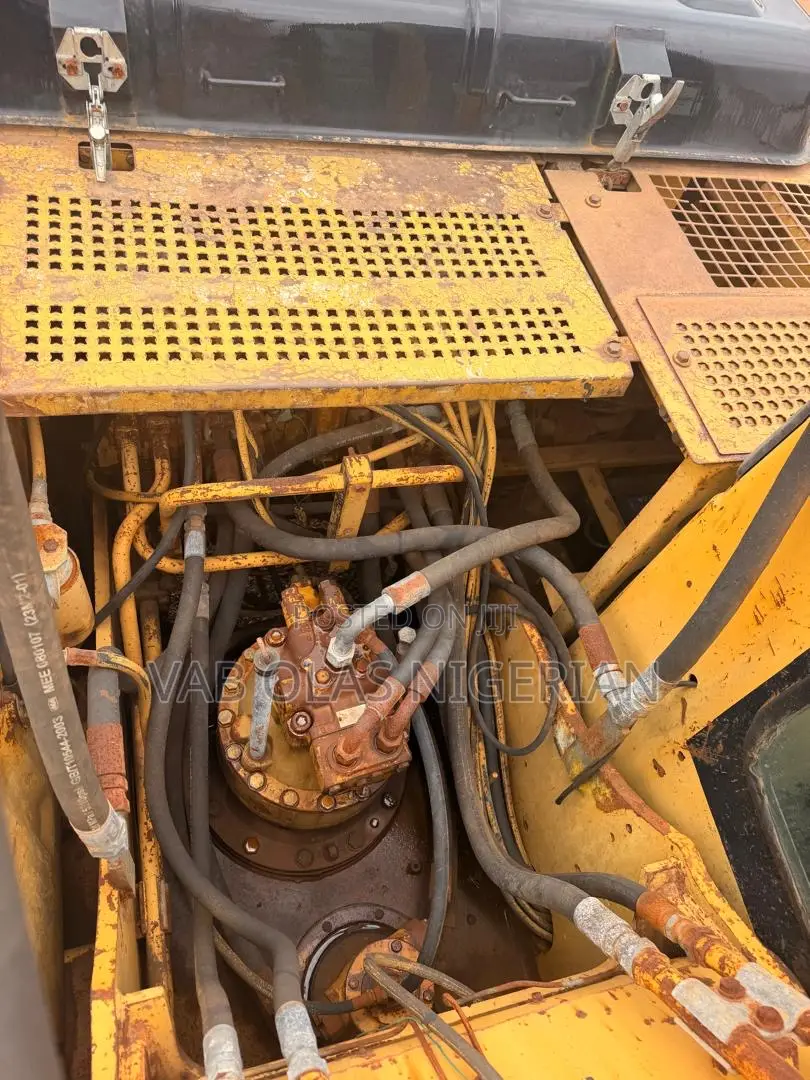 2014 Excavator B320