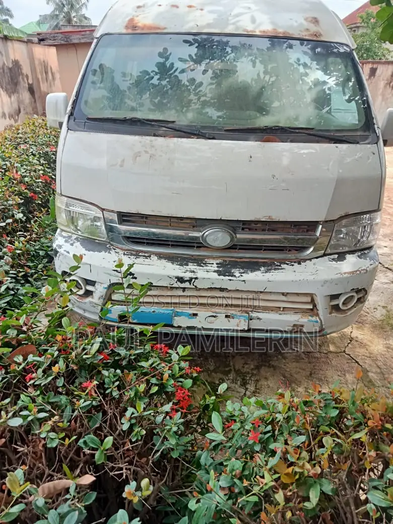 Daihatsu Light Bus 1972 White