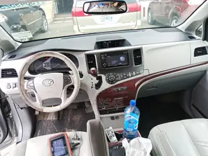 Toyota Sienna 2014 Silver