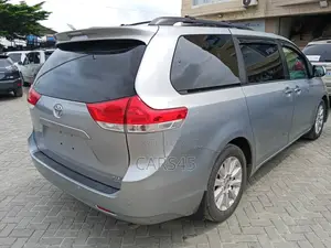 Toyota Sienna 2014 Silver