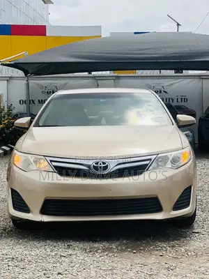 Toyota Camry LE 4dr Sedan (2.5L 4cyl 6A) 2013 Gold