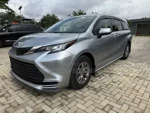 Toyota Sienna LE 2022 Silver