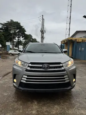 Toyota Highlander XLE 4x4 V6 (3.5L 6cyl 8A) 2018 Silver