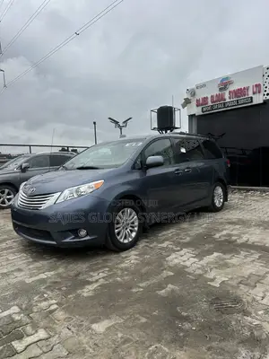 Toyota Sienna 2014 Blue