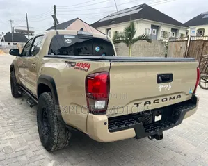 Toyota Tacoma 2018 Gold