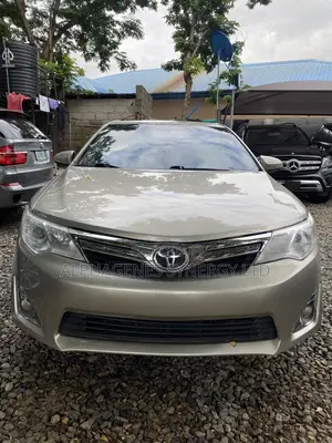 Toyota Camry XLE 4dr Sedan (2.5L 4cyl 6A) 2014 Gold
