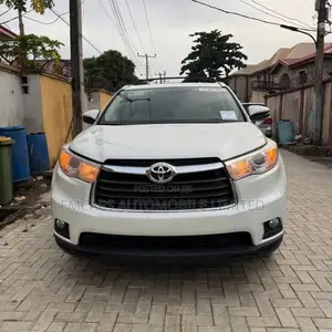 Toyota Highlander XLE 4dr SUV AWD (3.5L 6cyl 6A) 2015 White