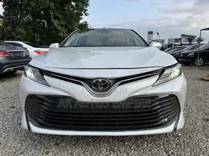 Toyota Camry XLE FWD (2.5L 4cyl 8AM) 2018 White