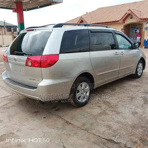 Toyota Sienna 2010 Silver