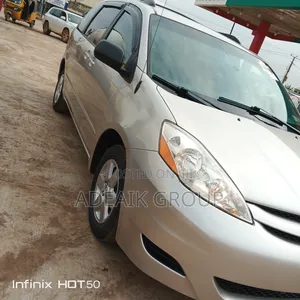 Toyota Sienna 2010 Silver