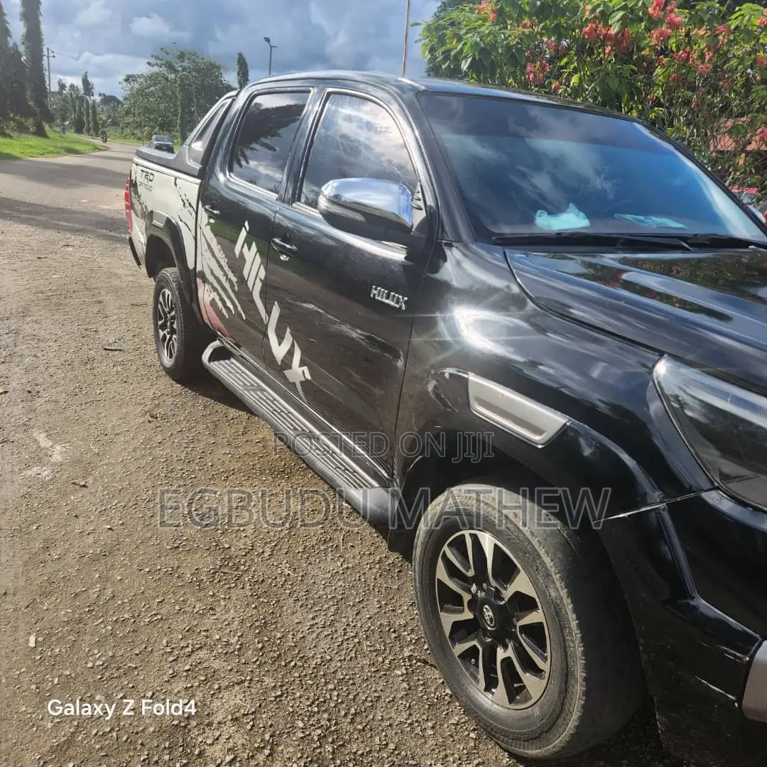 Toyota Hilux 2014 Black