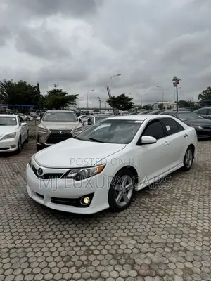 Toyota Camry SE 4dr Sedan (2.5L 4cyl 6A) 2013 White