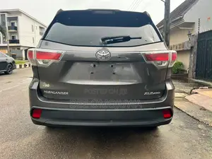 Toyota Highlander XLE 4dr SUV AWD (3.5L 6cyl 6A) 2014 Gray