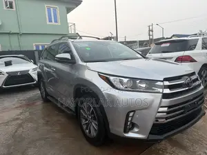 Toyota Highlander XLE 4x4 V6 (3.5L 6cyl 8A) 2018 Silver