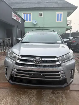 Toyota Highlander XLE 4x4 V6 (3.5L 6cyl 8A) 2018 Silver