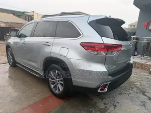 Toyota Highlander XLE 4x4 V6 (3.5L 6cyl 8A) 2018 Silver