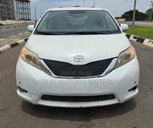 Toyota Sienna 2010 White