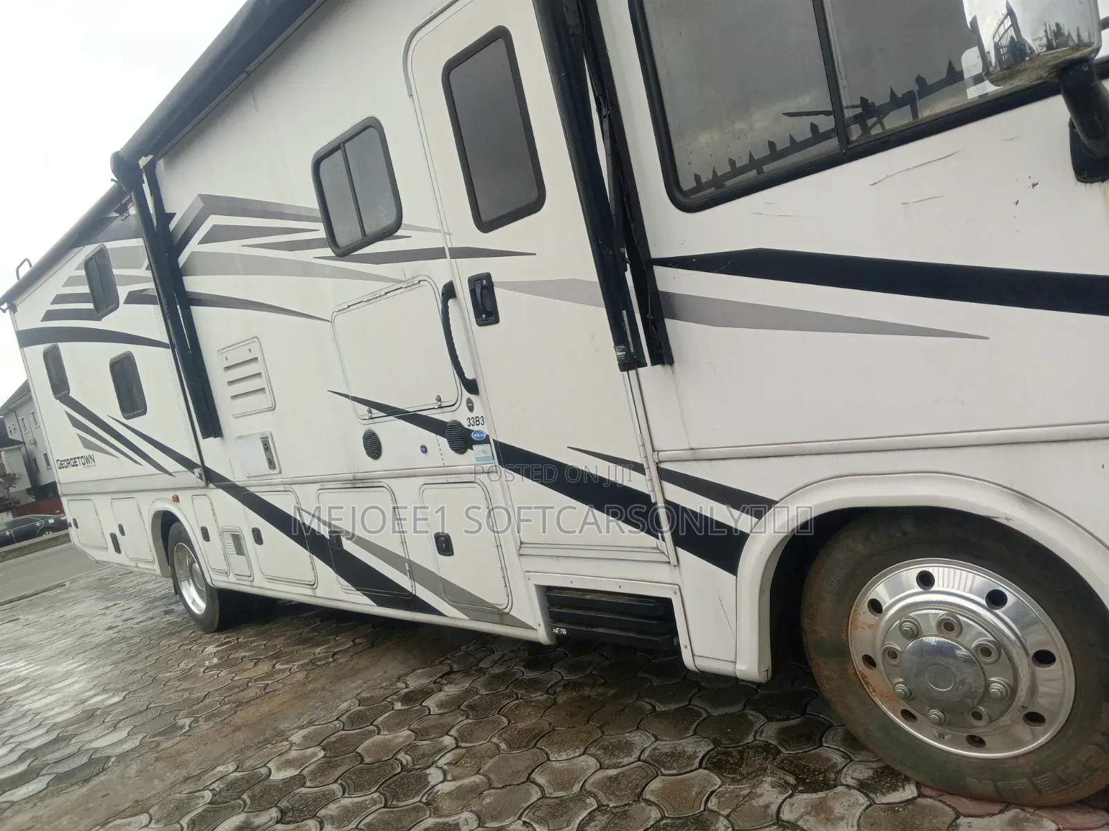 Bus 2020 White
