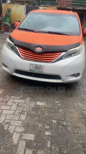 Toyota Sienna SE Premium 8 Passenger (3.5L 6cyl 8A) 2017