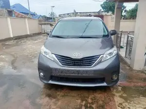 Toyota Sienna L 7-Passenger 4dr Minivan (3.5L 6cyl 6A) 2014 Gray