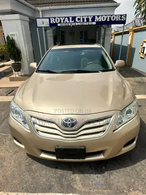 Toyota Camry LE 4dr Sedan (2.5L 4cyl 6AM) 2010 Gold